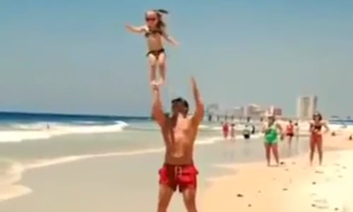 Phản cảm hình ảnh bố tâng con như tâng bóng