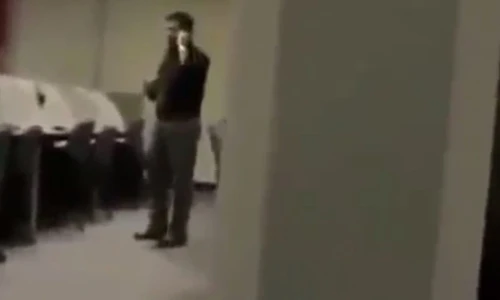 Sặc cười anh chàng ngủ gật bị đồng nghiệp chơi xỏ