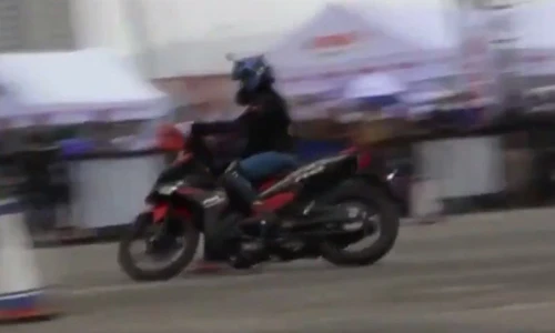 Mê mẩn nữ biker 9X biểu diễn Exciter điệu nghệ