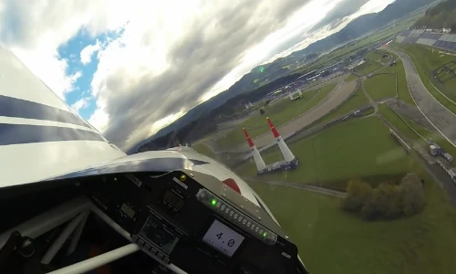 Màn nhào lộn, lạng lách khó tin của máy bay