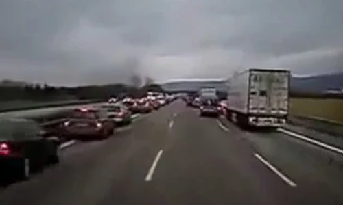 Cảm động cảnh nhường đường cho xe cấp cứu tại Đức