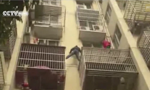 Xem trộm trèo tường trốn cảnh sát như người nhện