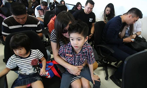 Đau đớn khóc thương nạn nhân máy bay Air Asia mất tích 