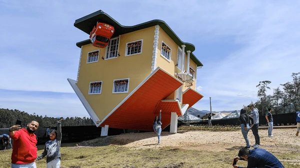 Bên trong ngôi nhà lộn ngược khiến dân tình “điên đảo”