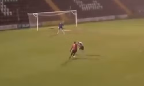 Pha sút phạt dở hơi nhất lịch sử bóng đá