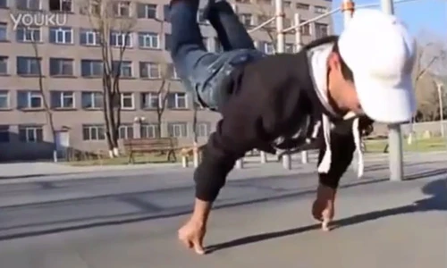 Nam thanh niên chống đẩy bằng đầu ngón tay gây choáng