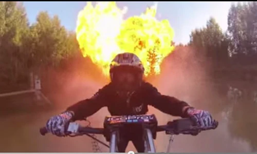 Kinh hoàng chạy mô tô trên mặt nước tốc độ 280km/h