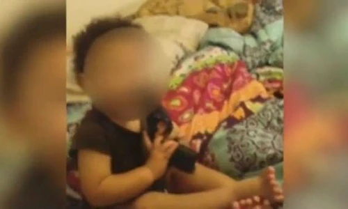 Bị bắt vì để con 1 tuổi chơi súng ngắn