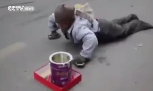 Lật tẩy chiêu trò ăn xin tinh vi trên đường phố