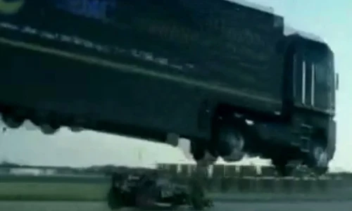 Thót tim xe tải 16 tấn bay qua xe đua F1