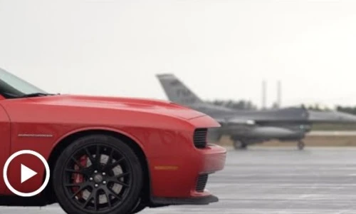 Cười lăn lộn xem ô tô đua với máy bay