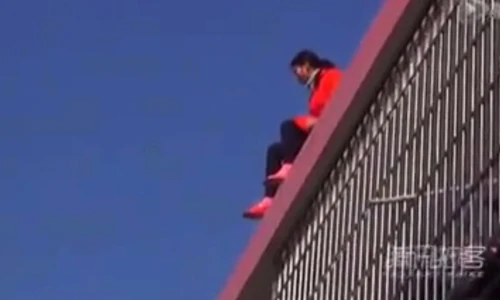 Thót tim giải cứu cô gái đòi nhảy lầu tự tử