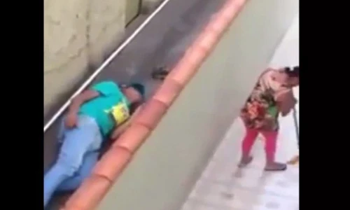 Trai trẻ bày trò trêu mẹ nhận kết cục đắng lòng