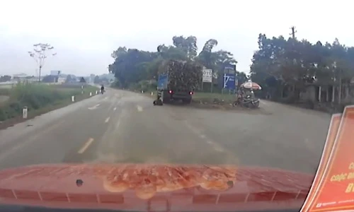 Thoát chết thần kỳ khi bị xe tải đâm vào đầu