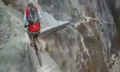 Rùng mình thanh niên đi xe đạp trên núi đá dựng đứng