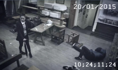 Nữ võ sĩ xinh đẹp hạ gục 3 thanh niên cứng