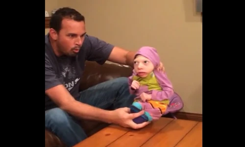 Bức xúc bố chơi trò Ninja với con gái tật nguyền