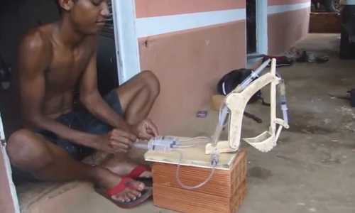 Phục cậu bé thiết kế máy xúc từ bơm kim tiêm