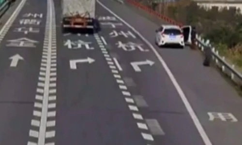 Xe tải rơi lốp, hất người đàn ông xuống vực sâu