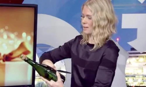 Tóc vàng hoe truyền bí kíp mở sâm panh điệu nghệ 