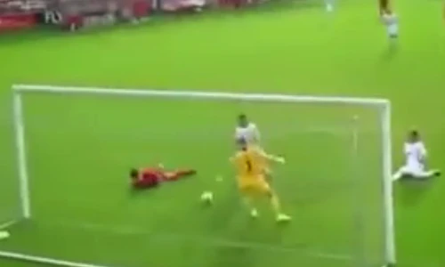 Pha ghi bàn bằng đầu kỳ lạ nhất lịch sử bóng đá