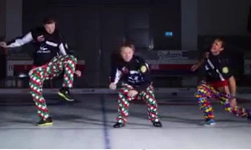 Cười vỡ bụng 4 hotboy mặc quần không dùng tay