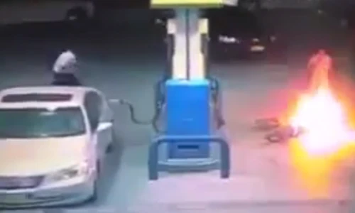 Xe máy bốc cháy kinh hoàng tại cây xăng