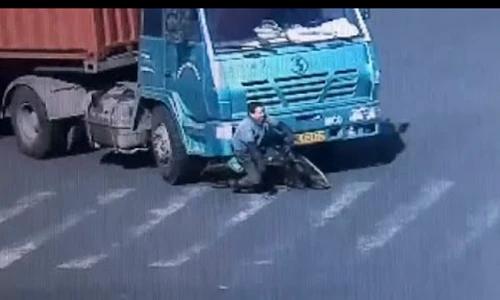 Thoát chết thần kỳ dưới gầm xe 14 bánh