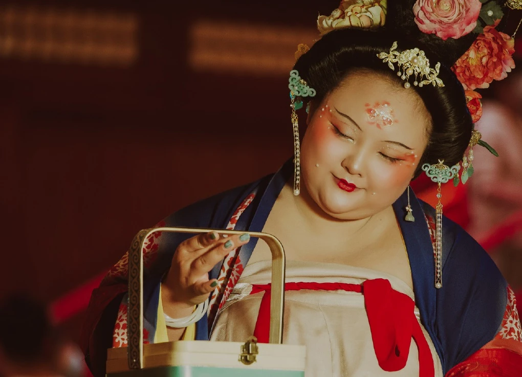 Sắc đẹp ngàn cân của cô gái hóa thân đại mỹ nhân Trung Quốc