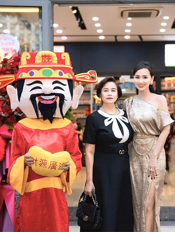 hồng mất sớm, mẹ ruột Lã Thanh Huyền đã vất vả nuôi con khôn lớn và chăm lo cho việc kinh doanh. Chính mẹ là người có ảnh hưởng rất lớn đến cuộc sống, sự nghiệp của Lã Thanh Huyền. Lã Thanh Huyền kể rằng, mẹ không dạy cô “phụ nữ phải hy sinh” mà cho rằng “phụ nữ phải tự chủ”, dù có bờ vai để dựa vào nhưng vẫn phải có sự nghiệp riêng.