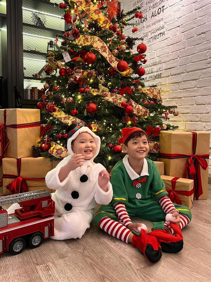 nhóc tỳ vui vẻ tận hưởng không khí Noel.