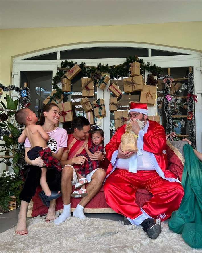iểu cảm sợ hãi, hoang mang của 2 bé khi gặp gỡ ông già Noel khiến ai nấy bật cười. Thậm chí, Hồ Ngọc Hà cũng không nhịn được cười trước biểu cảm của 2 con nhỏ.