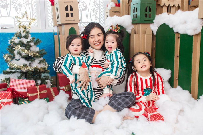 nhóc tỳ nhà Vân Trang rạng rỡ đón Giáng sinh bên mẹ, lên đồ "tông xuyệt tông".