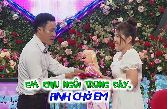 Mở rào gặp gỡ, đàng trai siêu dễ thương tặng bạn gái chậu cây cảnh kèm theo đó là một em búp bê và siêu xe tí hon với ý nghĩa: “Búp bê đại diện cho cái hiền, xinh đẹp. Anh tặng chiếc xe nếu em chịu ngồi trong đây anh chở em”.
