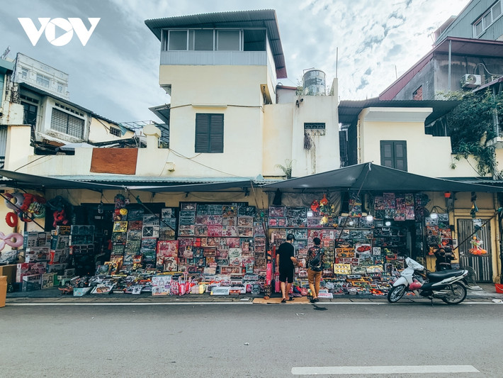 Theo ghi nhận của phóng viên VOV.VN, các cửa hàng bán đồ chơi ở phố Lương Văn Can, Chả Cá, hay Hàng Mã đều rơi vào tình trạng vắng khách những ngày này.