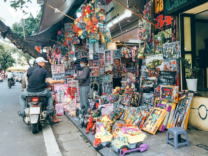 Nhiều chủ cửa hàng cho biết, lượng khách mua đồ chơi vào những ngày này không đáng kể.
