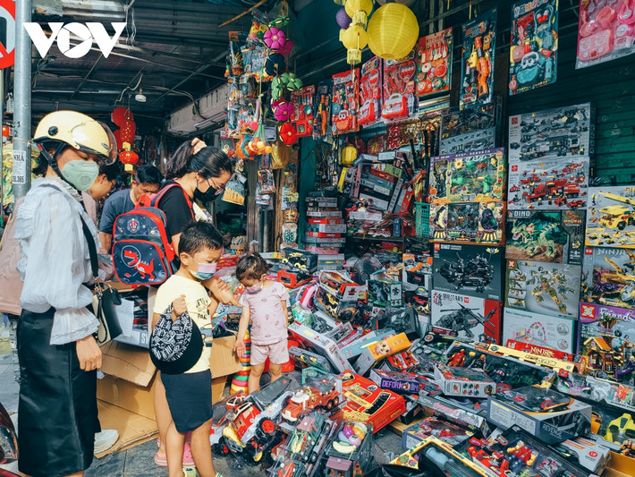 Chị Nga, ở Thanh Nhàn chia sẻ: "Tôi tiện đến phố Lương Văn Can nên rẽ vào mua đồ chơi cho con dịp 1/6 và chỉ chọn những đồ chơi có mức giá dưới 100,000 đồng vì đồ chơi ở đây không bền để chơi được lâu".