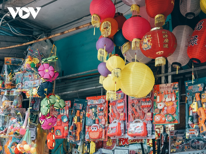 Nhưng các mặt hàng ở đây không phong phú, mẫu mã cũ.