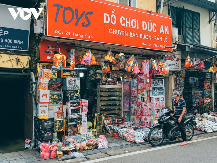 Mọi người chọn cách mua sắm online thay vì phải đi ra ngoài mua và các mặt hàng bán online đa dạng hơn, giá cả cũng có thể cạnh tranh hơn.