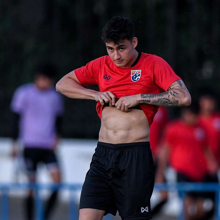 Nicholas Mickelson (sinh năm 1999) là con lai Thái Lan - Na Uy, sinh ra và lớn lên tại thành phố Skien (Na Uy). Anh hiện khoác áo CLB Odense Boldklub tại Giải Vô địch Quốc gia Đan Mạch. Từ năm 2015 đến 2020, hậu vệ 22 tuổi chơi cho các đội trẻ quốc gia Na Uy cho tới cấp độ U21. Giải U23 châu Á 2022 là lần đầu tiên cầu thủ này thi đấu cho Thái Lan. Ảnh: @changsuek.