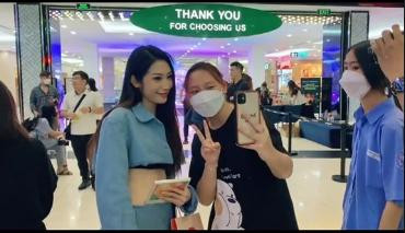 So với ngày nào, nay Khổng Tú Quỳnh gầy gò hơn nhưng vẫn được khen vì trông tươi tắn, rạng rỡ. Đặc việt, vòng eo bé tẹo của giọng ca 9X khiến người xem trầm trồ.