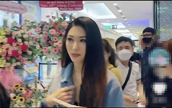 Đặc biệt, trong một vài khoảnh khắc, Khổng Tú Quỳnh khiến nhiều người liên tưởng đến nhan sắc của Hoa hậu Thùy Tiên.