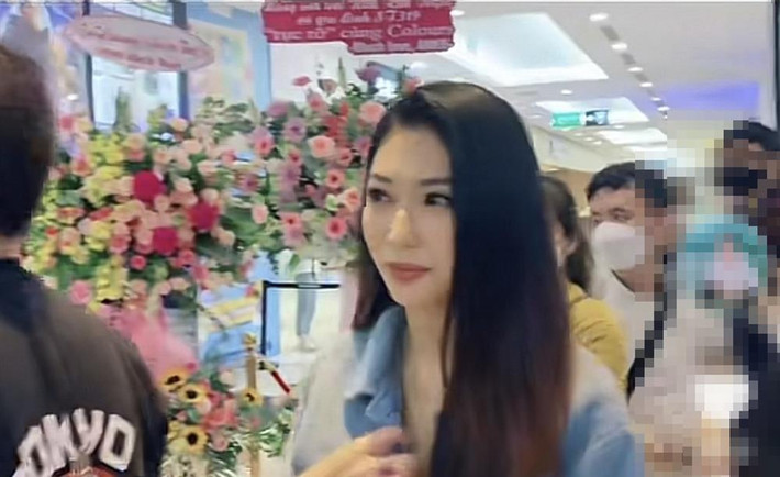 Không rõ do góc chụp hay lối trang điểm, gương mặt Khổng Tú Quỳnh mang khá nhiều nét gây liên tưởng đến Hoa hậu Hòa Bình Quốc tế 2021.