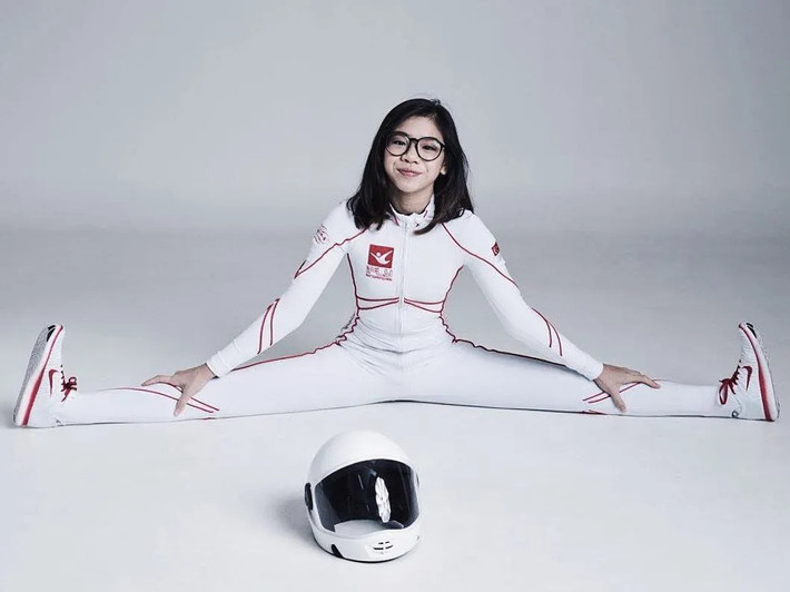 Kyra Poh (sinh năm 2002) là nhà vô địch môn nhảy dù trong nhà (indoor skydiver) của Singapore. Theo Sport Singapore, VĐV 20 tuổi là một trong 17 người nhận được tài trợ trong chương trình Học bổng Thể thao xuất sắc (SpexScholarship) 2022. Poh cho biết cô rất biết ơn khi nhận được học bổng này, nó hỗ trợ rất nhiều trong vai trò một vận động viên.
