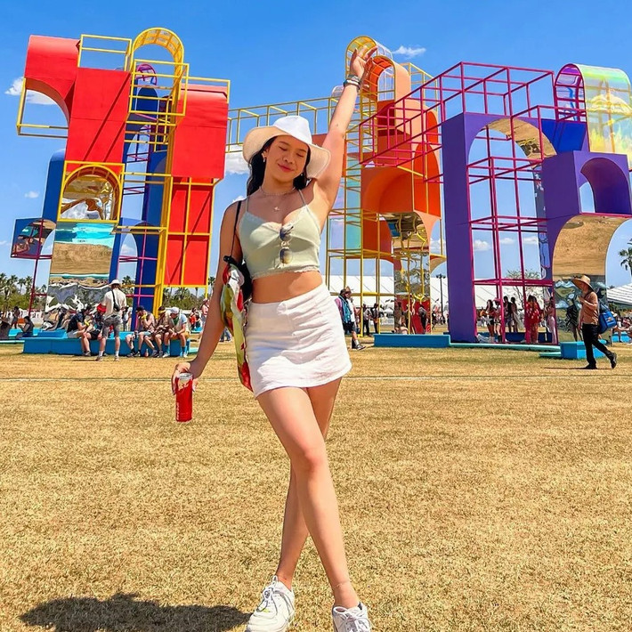 Kyra Poh thu hút lượng lớn người theo dõi trên trang Instagram cá nhân. Cô thường xuyên chia sẻ những hình ảnh, clip về quá trình tập luyện và đời sống cá nhân. Kyra yêu thích du lịch, bên cạnh môn nhảy dù trong nhà, cô còn tập các môn thể thao khác như lướt ván.