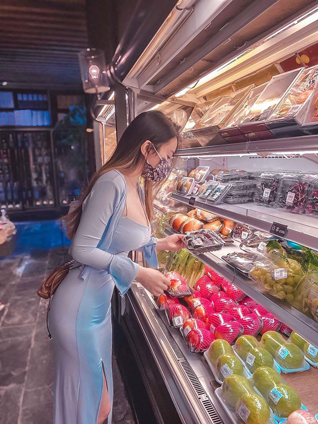 Váy bodycon chất liệu co giãn được khá nhiều cô gái yêu thích mặc vào mùa hè vì khả năng tôn dáng tối đa.