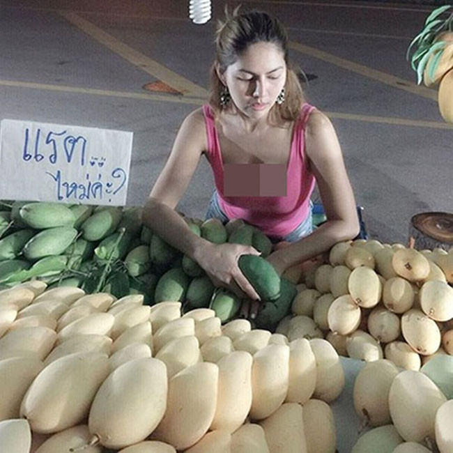 Tuy nhiên, những thiết kế hở bạo mặc đi bán hàng của các cô chủ này không được đánh giá cao.
