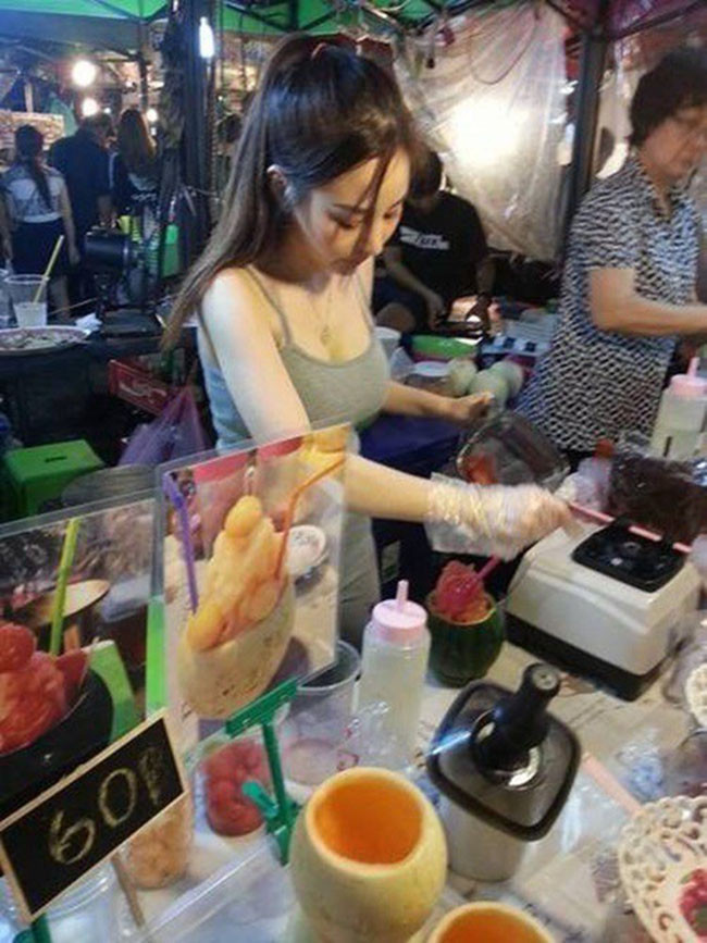 Ăn mặc "kiệm vải" vừa thu hút sự chú ý nơi đông người vừa dễ bán hàng là chiêu trò mà nhiều cô gái vẫn hay sử dụng trong thời gian gần đây.