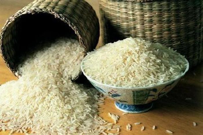 Thùng gạo trong nhà cũng phản ảnh mức độ hạnh phúc của gia đình. Nếu mọi người hòa thuận, bữa cơm gia đình tụ tập đông đủ, ngập tràn tiếng cười thì đó là một điều phúc đức. Bếp khô quạnh, trống trơn, người trong nhà dửng dưng, không quan tâm đến nhau thì gia đạo không thể hưng thịnh.