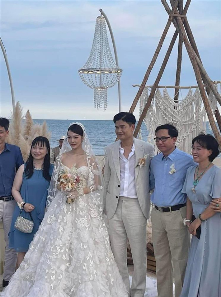 Trước khi đám cưới hoành tráng diễn ra vào chiều 18/6, cặp đôi đã tổ chức lễ vu quy vào sáng 13/6 tại nhà riêng.